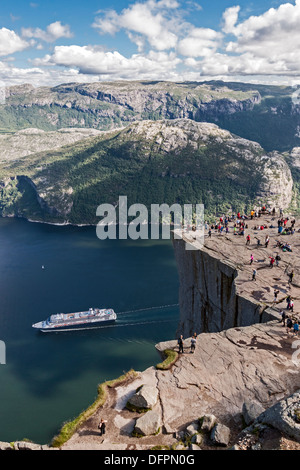 Les touristes et les alpinistes sur l'affichage au point de Prekestolen Stavanger Norvège Lysefjorden près de paquebot de croisière avec l'arrivée de Rotterdam Banque D'Images