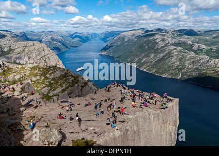 Les touristes et les alpinistes sur l'affichage au point de Prekestolen Stavanger Norvège Lysefjorden près de paquebot de croisière à Rotterdam Banque D'Images