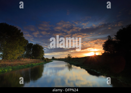 L'automne lever de soleil sur l'eau de vidange Fenland, Cambridgeshire, Angleterre, Grande-Bretagne, Royaume-Uni Banque D'Images