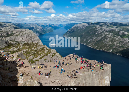 Les touristes et les alpinistes sur l'affichage au point de Prekestolen Stavanger Norvège Lysefjorden près de paquebot de croisière à Rotterdam Banque D'Images