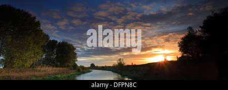 L'automne lever de soleil sur l'eau de vidange Fenland, Cambridgeshire, Angleterre, Grande-Bretagne, Royaume-Uni Banque D'Images