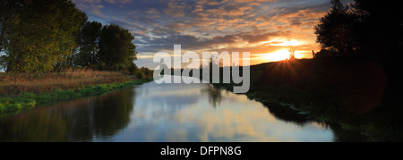 L'automne lever de soleil sur l'eau de vidange Fenland, Cambridgeshire, Angleterre, Grande-Bretagne, Royaume-Uni Banque D'Images