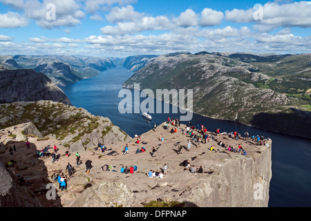 Les touristes et les alpinistes sur l'affichage au point de Prekestolen Stavanger Norvège Lysefjorden près avec un paquebot de croisière au départ de Rotterdam Banque D'Images