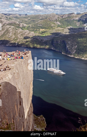 Les touristes et les alpinistes sur l'affichage au point de Prekestolen Stavanger Norvège Lysefjorden près avec un paquebot de croisière au départ de Rotterdam Banque D'Images