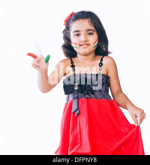 Portrait d'une fille montrant tricolor sur ses doigts Banque D'Images