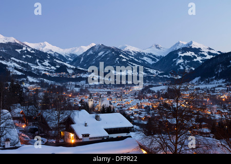 Autriche, Tyrol, Kitzbuhel, Pfarr- et Église Liebfrauen se trouve Kitzbuhel avec panorama le soir, Banque D'Images