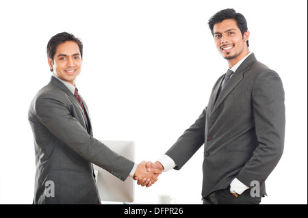 Deux smiling businessmen shaking hands Banque D'Images
