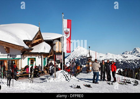 Autriche, Tyrol, Kitzbuhel, Sommet du Hahnenkamm, Kitzbuehler Horn dans l'arrière-plan, la Cabane de ski du Hahnenkamm, Stüberl Banque D'Images