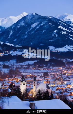 Autriche, Tyrol, Kitzbuhel, Pfarr- et Église Liebfrauen se trouve Kitzbuhel avec panorama le soir, Banque D'Images