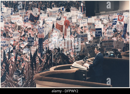 Cette photographie montre le président Ronald Reagan prononçant son discours d'acceptation à la Convention nationale républicaine de 1985 à Dallas, Texas. Le discours de Reagan marqua un moment charnière dans sa carrière politique et dans la période précédant sa campagne de réélection. Banque D'Images