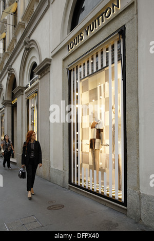 L'Italie, Lombardie, Milan, le Golden Triangle, boutiques de mode, Via Montenapoleone, Louis Vuitton, Banque D'Images