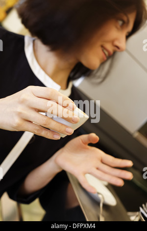 L'Italie, Lombardie, Milan, le Golden Triangle, Woman in Cafe Via della Spiga, Banque D'Images