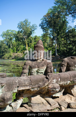 Ancienne statue sur le pont à Angkor Thom, Siem Reap, Cambodge Banque D'Images