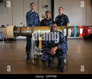 MISAWA AIR BASE, Japon (sept. 26, 2013) à partir de la gauche, dommage Controlman 2e classe Jerrett Hurtt, originaire de Humboldt, Arizona ; G Banque D'Images