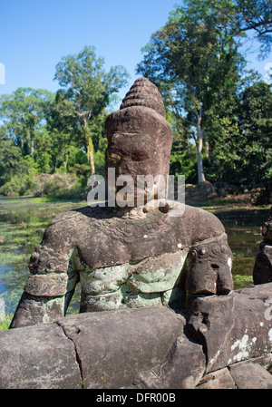 Ancienne statue sur le pont à Angkor Thom, Siem Reap, Cambodge Banque D'Images