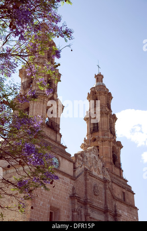 Construit en 1575, l'hôtel donne sur la Plaza de la Patria et demeure le plus ancien bâtiment à Aguascalientes, Mexique. Banque D'Images