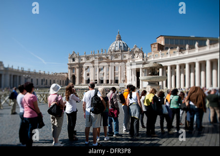 Fidèles à une ligne dans la place Saint Pierre. La cité du Vatican. Rome. Italie Banque D'Images