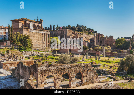 Le Forum romain avec le Temple d'Antonin et Faustine. Dans l'arrière-plan est la maison des vestales, Rome, Italie, Europe Banque D'Images