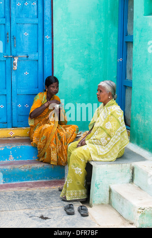 Patients diabétiques d'Indiens de manger des aliments à Sri Sathya Sai Baba l'hôpital mobile. L'Andhra Pradesh, Inde Banque D'Images