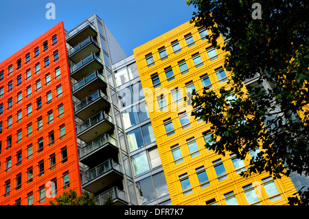 Londres, Angleterre, Royaume-Uni. Central ; St Giles - édifices / restaurants (Renzo Piano) à St Giles High Street, Camden. Banque D'Images