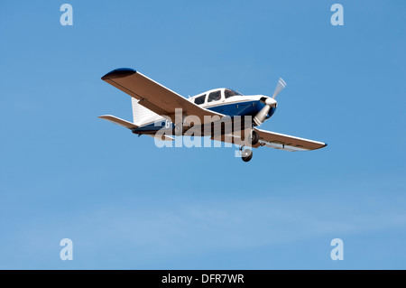 Piper PA28 Cherokee 140 (G-FIAT) près de l'Aérodrome de Wellesbourne. Banque D'Images