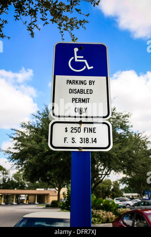 Parking officiel pour les automobilistes handicapés dans un centre commercial Plaza car park Banque D'Images