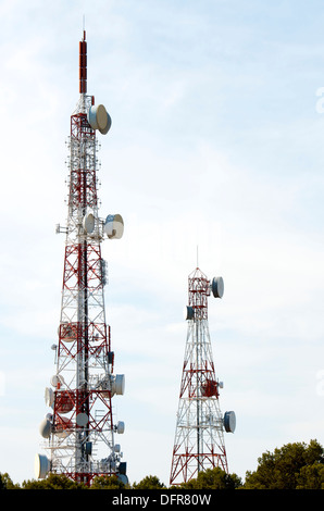 Vue de dessous d'une des tours de télécommunication avec un ciel bleu, La Muela, Saragosa, Aragon, Espagne Banque D'Images