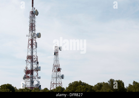 Vue de dessous d'une des tours de télécommunication avec un ciel bleu, La Muela, Saragosa, Aragon, Espagne Banque D'Images