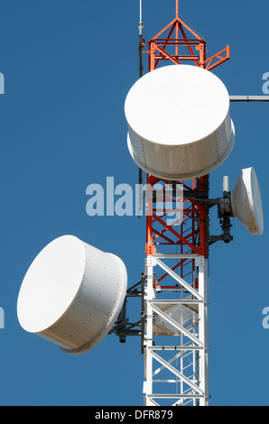 Vue de dessous d'une des tours de télécommunication avec un ciel bleu clair, La Muela, Saragosa, Aragon, Espagne Banque D'Images