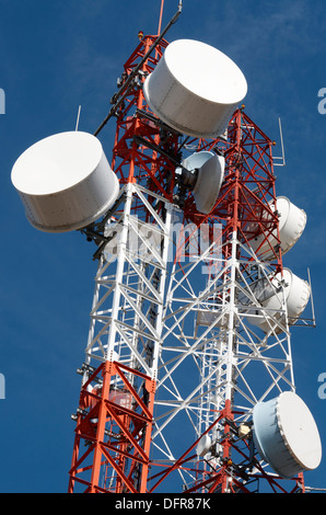 Vue de dessous d'une des tours de télécommunication avec un ciel bleu clair, La Muela, Saragosa, Aragon, Espagne Banque D'Images