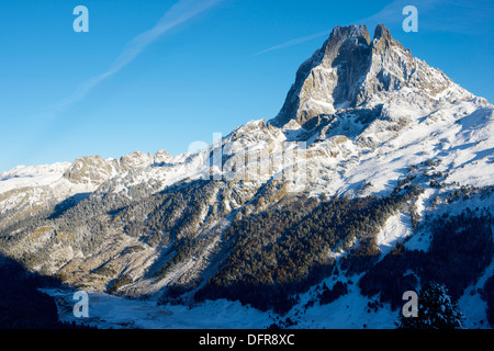 Coucher de soleil sur le versant ouest du pic Midi d'Ossau, 2884 mètres, vallée d'Ossau, Pyrénées, France Banque D'Images