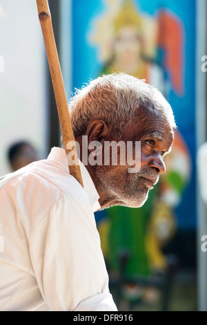 L'homme indien en attente d'être vu à Sri Sathya Sai Baba l'hôpital mobile. L'Andhra Pradesh, Inde Banque D'Images