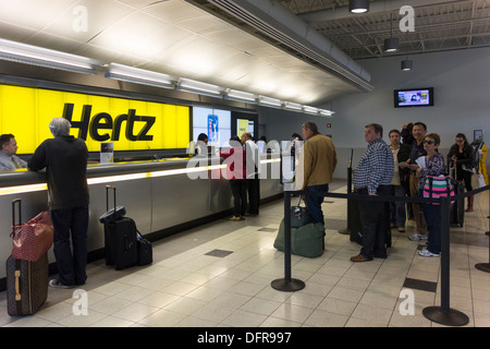 Hertz location de voiture, comptoir de l'aéroport JFK, New York, USA Banque D'Images