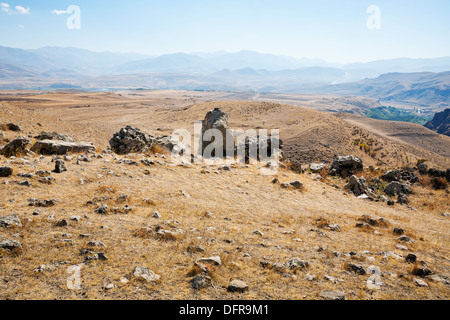 Paysage de pierre de Zorats Karer (Carahunge) - pré-histoire monument mégalithique en Arménie Banque D'Images