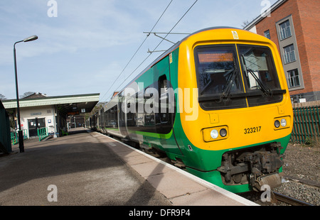 London Midland class 323 train de voyageurs à la gare de Four Oaks, Sutton Coldfield, West Midlands, Angleterre. Banque D'Images