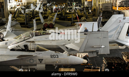 Aéronefs affectés à Carrier Air Wing (CVW) 11 s'asseoir dans la zone à bord du porte-avions USS Nimitz (CVN 68). Un groupe d'intervention de Nimitz est déployé sur le 5e Flotte des États-Unis zone de responsabilité des opérations de sécurité maritime et sécurité théâtre Banque D'Images