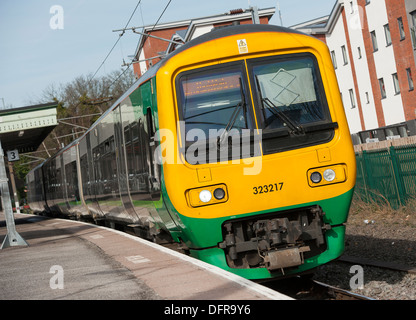 London Midland class 323 train de voyageurs à la gare de Four Oaks, Sutton Coldfield, West Midlands, Angleterre. Banque D'Images