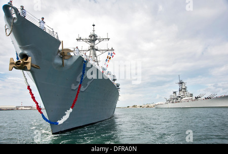 La classe Arleigh Burke destroyer lance-missiles USS Chung-Hoon (DDG 93) passe par le cuirassé Missouri Memorial à mesure que le navire Banque D'Images
