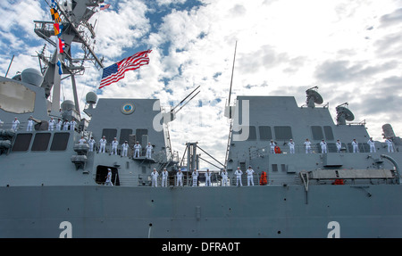 Les marins à bord de la classe Arleigh Burke destroyer lance-missiles USS Chung-Hoon (DDG 93) les rails que le navire arrive à son port d'attache de Joint Base Harbor-Hickam Pearl après un déploiement à l'ouest du Pacifique. Commandé par le Capitaine de frégate. Justin Orlich, le s Banque D'Images