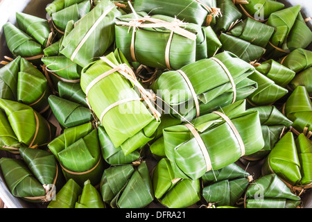 Khao tom mad est un dessert traditionnel thaïlandais fait à partir de riz gluant, le lait de coco, le sucre et les bananes , envelopper de feuilles de banane. Banque D'Images