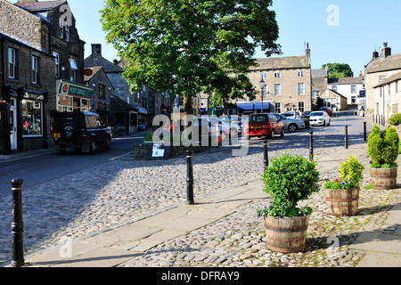 Un moment de calme, à la fin de la journée, à Grassington place du marché, le Yorkshire Dales National Park, England Banque D'Images