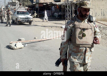 Des responsables de la sécurité se rassemblent pour mesurer l'ampleur des dommages après une attaque à la grenade à main près d'un poste de police à Sariab Road de Quetta Mardi, Octobre 08, 2013. Une grenade offensive à Quetta de neuf Sariab de police sur Mardi blessé huit personnes, dont des policiers, selon des témoins oculaires des motocyclistes inconnu ont lancé une grenade à main sur le nouveau poste de police de Sariab situé dans la banlieue de Quetta qui a explosé entraînant des blessures à huit personnes. Banque D'Images