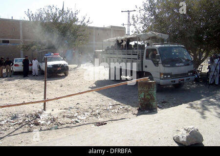 Des responsables de la sécurité se rassemblent pour mesurer l'ampleur des dommages après une attaque à la grenade à main près d'un poste de police à Sariab Road de Quetta Mardi, Octobre 08, 2013. Une grenade offensive à Quetta de neuf Sariab de police sur Mardi blessé huit personnes, dont des policiers, selon des témoins oculaires des motocyclistes inconnu ont lancé une grenade à main sur le nouveau poste de police de Sariab situé dans la banlieue de Quetta qui a explosé entraînant des blessures à huit personnes. Banque D'Images