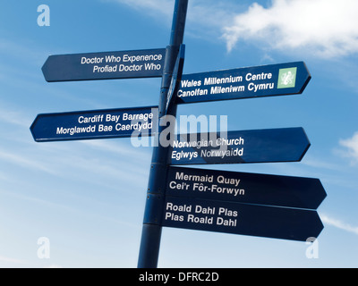 Panneau direction Cardiff Bay Cardiff au Pays de Galles Banque D'Images