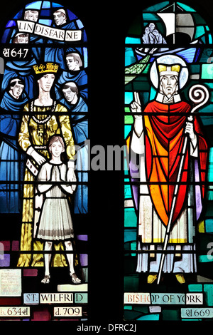 Vitrail dynamique représentant St Wifrid lorsque l'homme et de la jeunesse, de l'église St Wifrid, Tonbridge, Yorkshire, Angleterre Banque D'Images