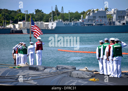 Les marins à bord de la Los Angeles-classe d'attaque USS Charlotte (SSN 766) Décaler les couleurs après leur retour au joint Base Harbor-Hickam Pearl d'un déploiement de six mois dans l'ouest du Pacifique. Banque D'Images