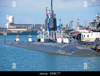 La classe Los Angeles sous-marin d'attaque rapide USS Charlotte (SSN 766) revient à Joint Base Harbor-Hickam Pearl d'un déploiement de six mois dans l'ouest du Pacifique. Banque D'Images