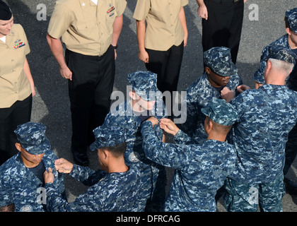 Les marins affectés à l'adjudication du sous-marin USS Frank Câble (comme 40) soient reliés au cours d'une cérémonie de remise de prix. Frank, l'avant déployés dans l'île de Guam, procède à l'entretien et du soutien des sous-marins et navires de surface déployés dans la 7e flotte américaine un Banque D'Images