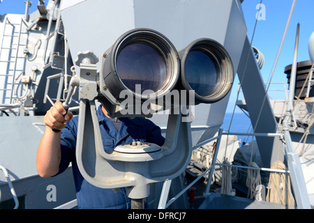 Maître de Manœuvre Seaman Daniel Murphy signifie regarder de l'avant bâbord lookout à bord du destroyer lance-missiles USS Ramage (DDG 61). Ramage, homeported à Norfolk, est sur un déploiement prévu des opérations de sécurité maritime et le théâtre ni Banque D'Images