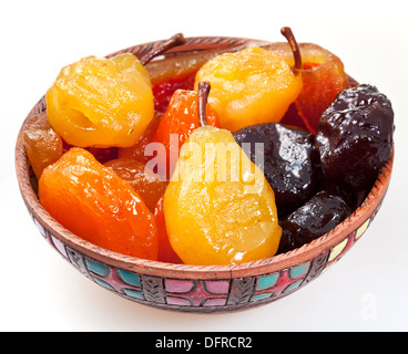 Les fruits doux sucré arménien dans Bol en céramique isolé sur fond blanc Banque D'Images